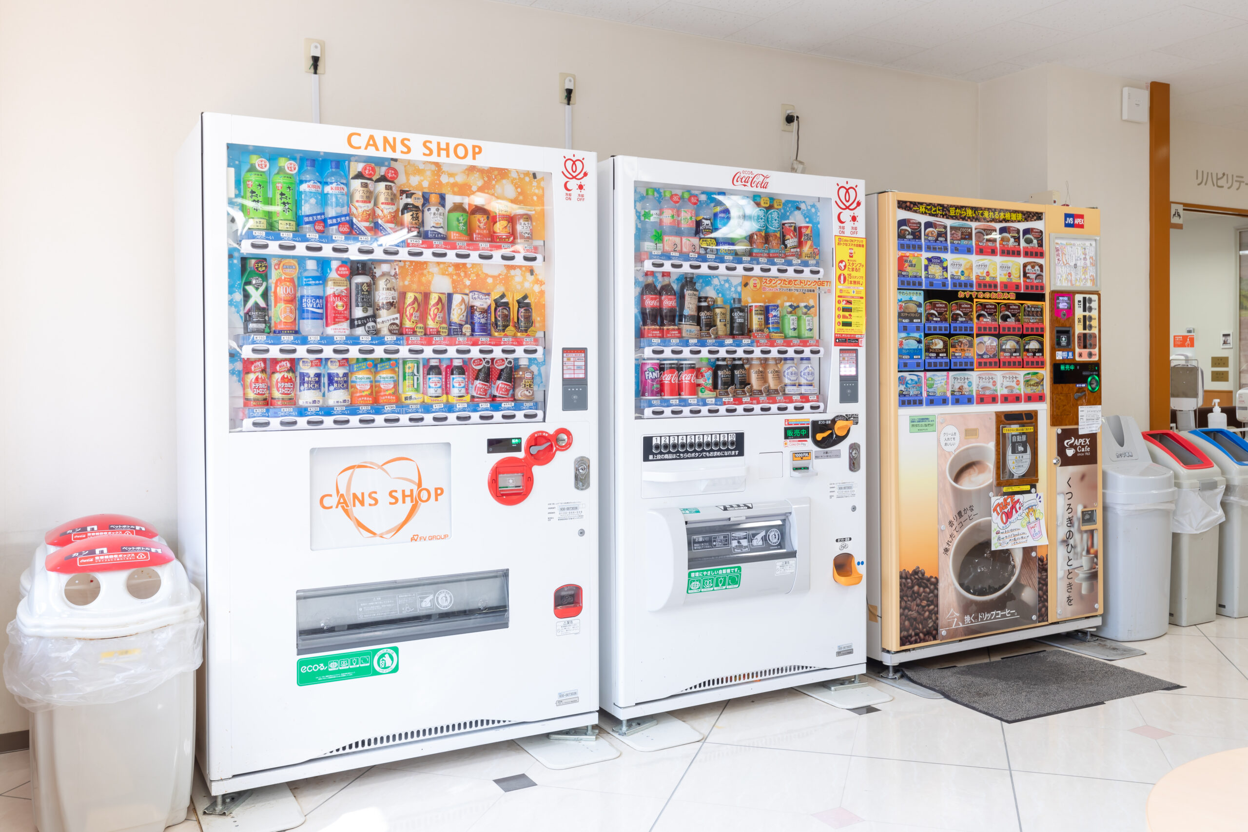 施設内の自動販売機コーナー。飲料・缶ジュース・コーヒーマシンが設置されている共用スペース。